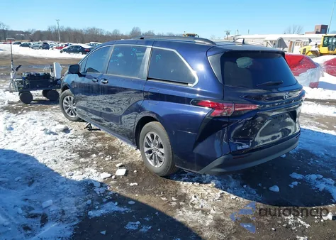2021 Toyota Sienna Xle z USA, uszkodzony, nr VIN 5TDYRKEC7MS049285